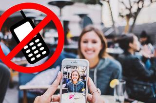 Miasto zakazało używania telefonów w parkach i w lokalach. Mają dość smartfonowych zombie