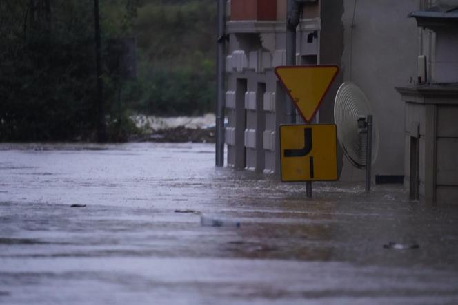 Powódź w powiecie kłodzkim. Jedna osoba utonęła, służby nie mogą dotrzeć do poszkodowanych 