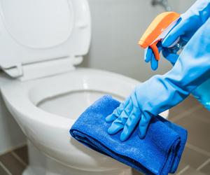 To największy błąd popełniany podczas czyszczenia muszli klozetowej. Robisz tak? Twoja toaleta cały czas jest brudna. Jak poprawnie wyczyścić sedes? 