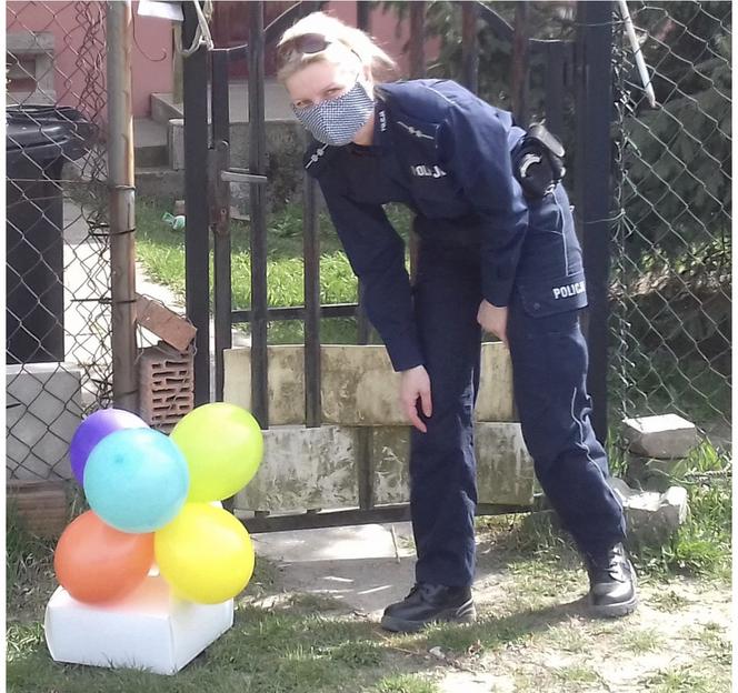 6-latka na kwarantannie miała urodziny. Tort dostarczyli jej... policjanci
