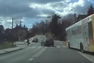 Samochód potrącił 13-latkę na przejściu. Dziewczynka wyleciała kilka metrów nad pasami
