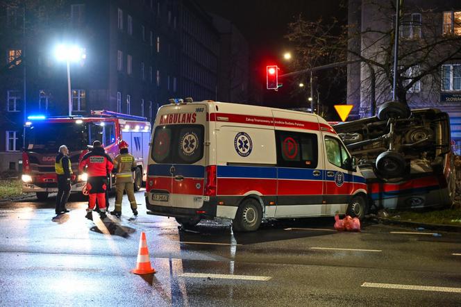 Kraków. Dwie karetki na sygnale zderzyły się na skrzyżowaniu w centrum miasta