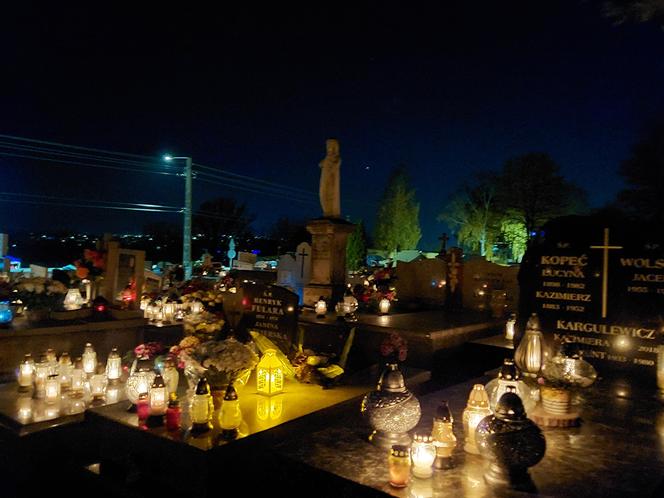 Dzień Zaduszny na starachowickich cmentarzach. Wyglądają wyjątkowo