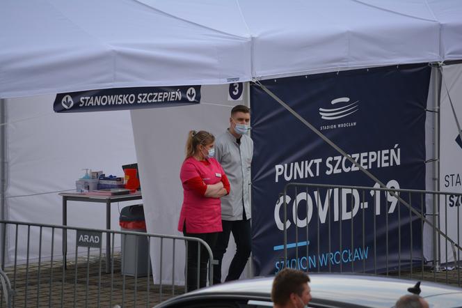 Zaszczepieni o wiele mniej zarażają