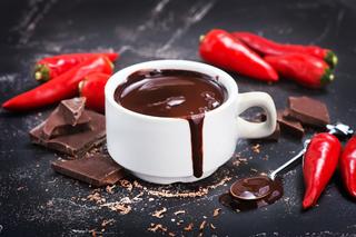 Rozgrzewająca czekolada z chili i cynamonem: przepis na chłodne dni