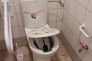 Wandale zdemolowali toaletę na dworcu w Choszcznie