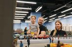 Warszawa. Mknące pociągi na gigantycznej makiecie. Kolejkowo przyciąga tłumy zwiedzających