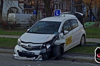 Wypadek w Bytomiu: Karetka zderzyła się z samochodem nauki jazdy. Są poszkodowani - ZDJĘCIA