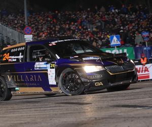 Piotr Krotoszyński i Łukasz Sitek jadąca samochodem Skoda Fabia Rally2.