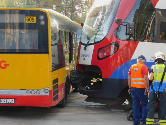 Autobus miejski zderzył się z pociągiem WKD. Ranni pasażerowie przewiezieni do szpitala