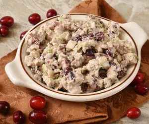 Sałatka z żurawiną, czyli odlot na talerzu. Dodaj marshmallow i bitą śmietanę - dzieci ją pokochają