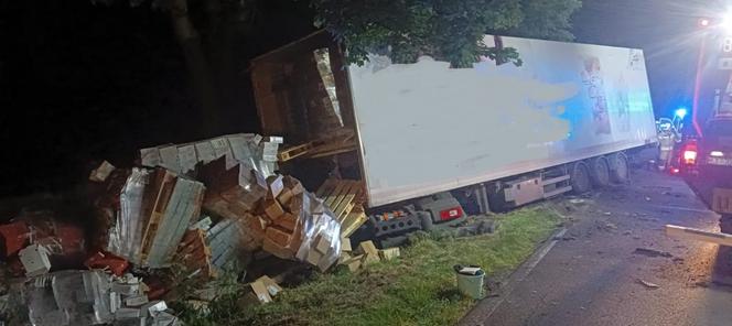 ​Nie żyje 42-letni mieszkaniec Kościana. Kierował peugeotem, który w nocy zderzył się z tirem
