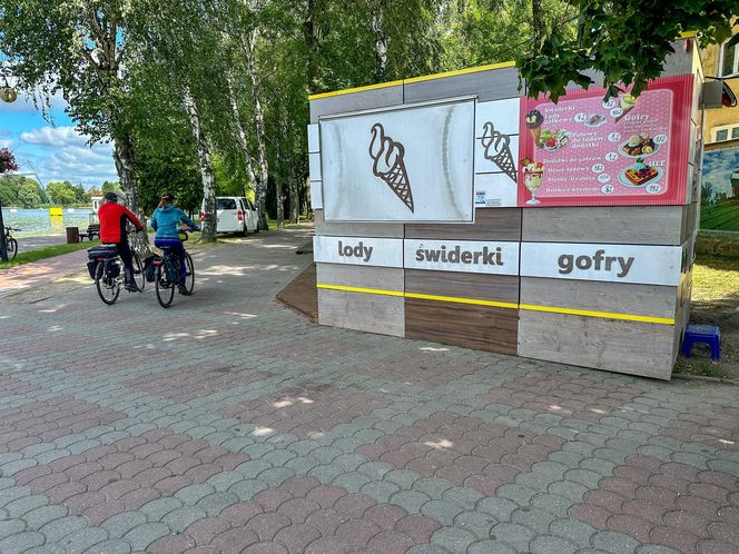 Papieros w jednej ręce, kradziona biżuteria - w drugiej. Beztroski złodziej w rękach policji