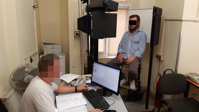 Oszust od dawna chyba miał przemyślaną strategię na wypadek wpadki. Podczas przesłuchania nie odpowiedział na żadne pytanie. Nawet o to jak się nazywa