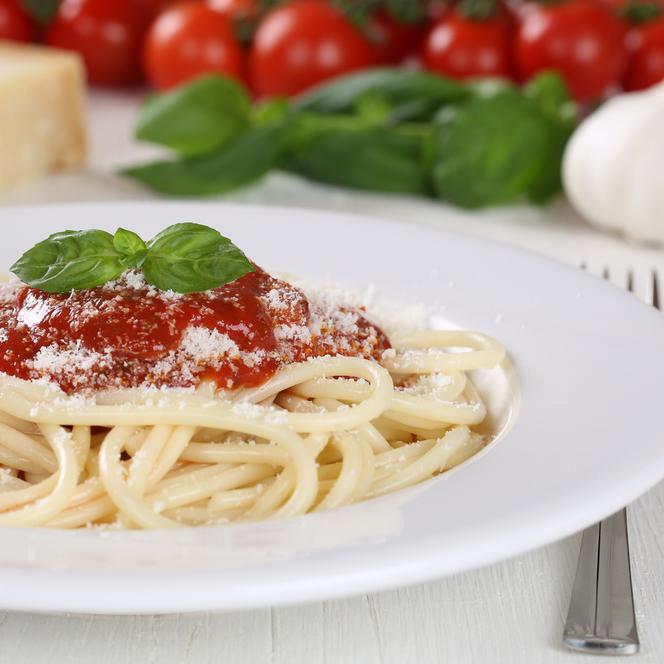 Spaghetti napoli - przepis na klasyczny prosty sos do spaghetti