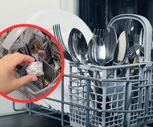 Włóż do zmywarki folię aluminiową. Sztućce będą lśnić jak nowe