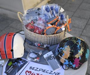 Rośnie liczba wypadków z udziałem hulajnóg. Radni Mazowsza apelują do dzieci i młodzieży: „Noście kaski i odblaski!”