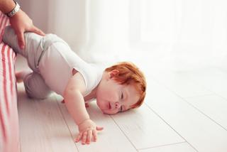 Co zrobić, gdy niemowlę spadnie z łóżka lub gdy uderzy się w główkę? 