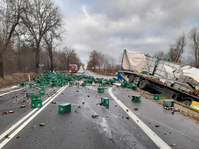 Wypadek ciężarówki z piwem na trasie Kielce - Busko-Zdrój