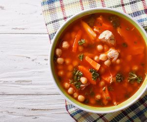 Marokańska zupa z kurczaka i ciecierzycy - pełnia smaku na talerzu