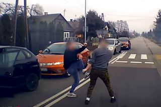 Do sieci trafiło szokujące nagranie. Brutalna bójka kierowców. Przez kilka minut kopali się na oczach świadków
