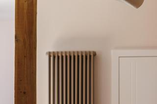 Biel i drewno na poddaszu