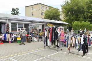 Burzą bazar na Banacha).