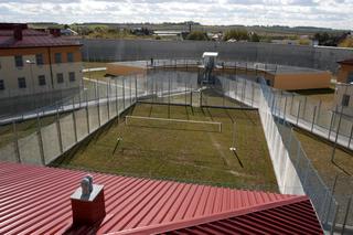 W WIĘZIENIU GROZI MU ŚMIERĆ.