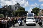 Zaczął się pogrzeb papieża Franciszka. Jedna z największych takich ceremonii w historii