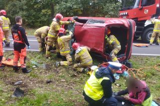 Starsze małżeństwo dachowało samochodem. Wypadek koło Leszna