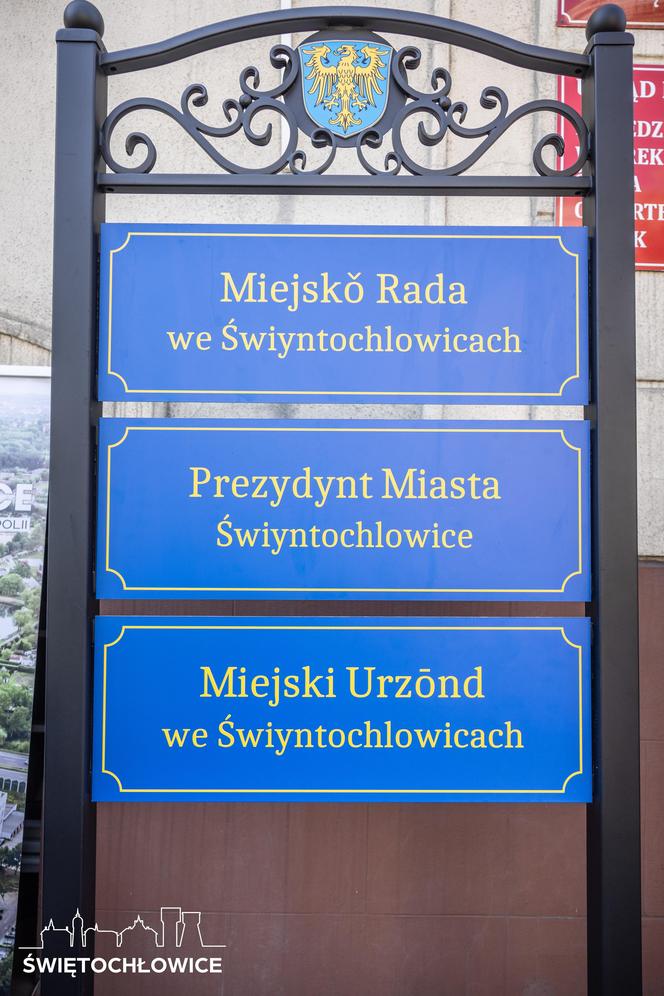 Tablice w języku śląskim przed Urzędem Miejskim w Świętochłowicach