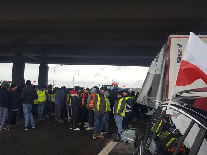 ​Na S5 koło Leszna zaczęła się druga doba rolniczego protestu