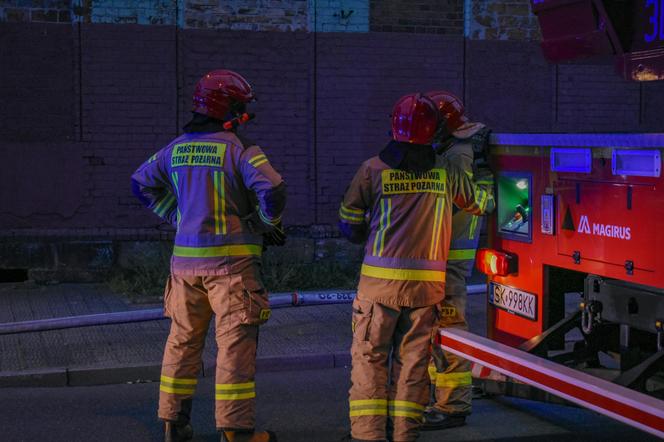 Pożar przy ul. Oswobodzenia w Katowicach. W akcji gaśniczej wzięło udział kilka zastępów straży