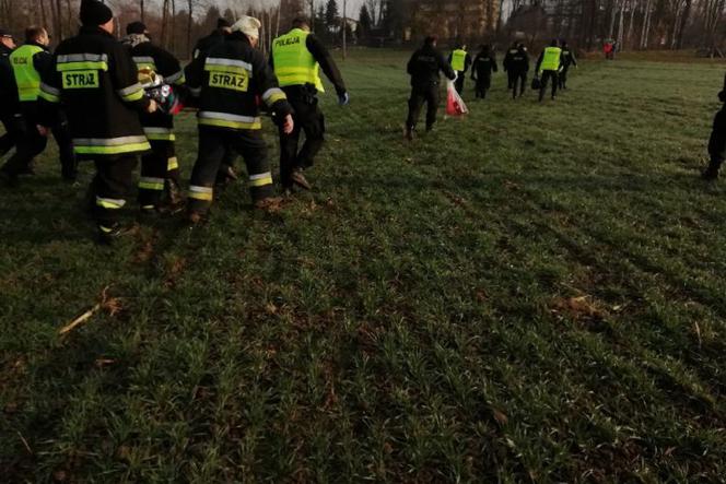 65-latka błąkała się całą noc po polach. Znaleziono ją 2 km od domu