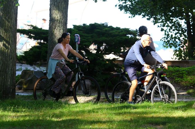 Ewa Drzyzga z mężem na rowerach. "Operacje plastyczne nie są dla mnie!"