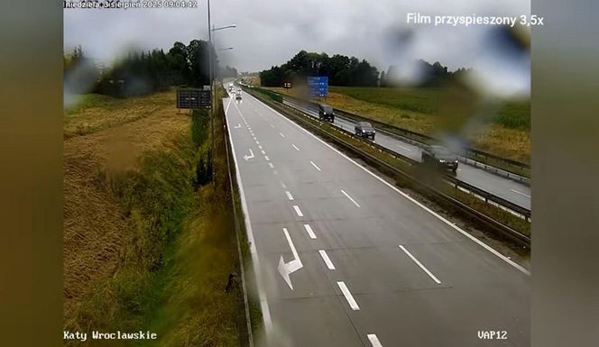 Jechali na A4 pod prąd "korytarzem życia". Namierzyła ich policja.