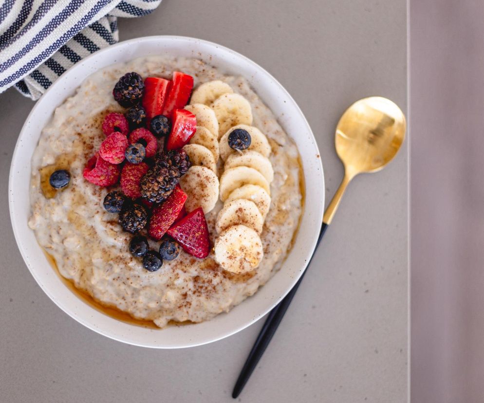 Na śniadanie, po treningu czy na kolację? Ta owsianka sprawdzi się idealnie