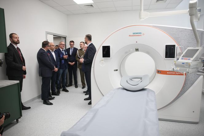 Nowoczesny tomograf w krakowskim szpitalu wojskowym. Sprzęt z funduszy KPO zaprezentował szef MON