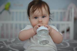 Dopajanie niemowlaka podczas upałów i nie tylko: 8 zasad dopajania niemowląt