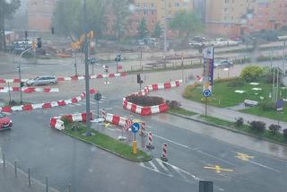 Ulewa w Olsztynie. Zalane ulice, tymczasowe ronda na Krasickiego się rozpłynęły [ZDJĘCIA]