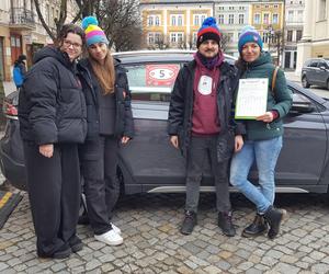 Z Rynku w Lesznie wystartował Rajd WOŚP. To najstarszy taki rajd w Polsce grający dla Orkiestry