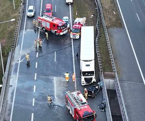 Samochód osobowy zderzył się z ciężarówką. Są ranni, jedna osoba była zakleszczona