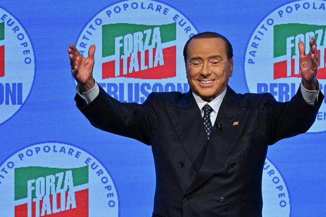 Berlusconi był trzy razy premierem Włoch. Działał jako senator i eurodeputowany