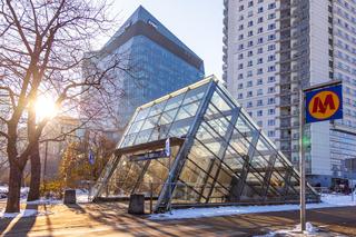 Wejścia do stacji metra w Warszawie