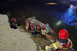 Krosnowice. 29-latek nie zauważył, że powódź porwała most. Wjechał autem do rzeki Biała Lądecka [ZDJĘCIA]