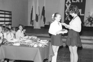 Tak żegnano szkołę w PRL-u! Zobacz jak wtedy wyglądały zakończenia roku!