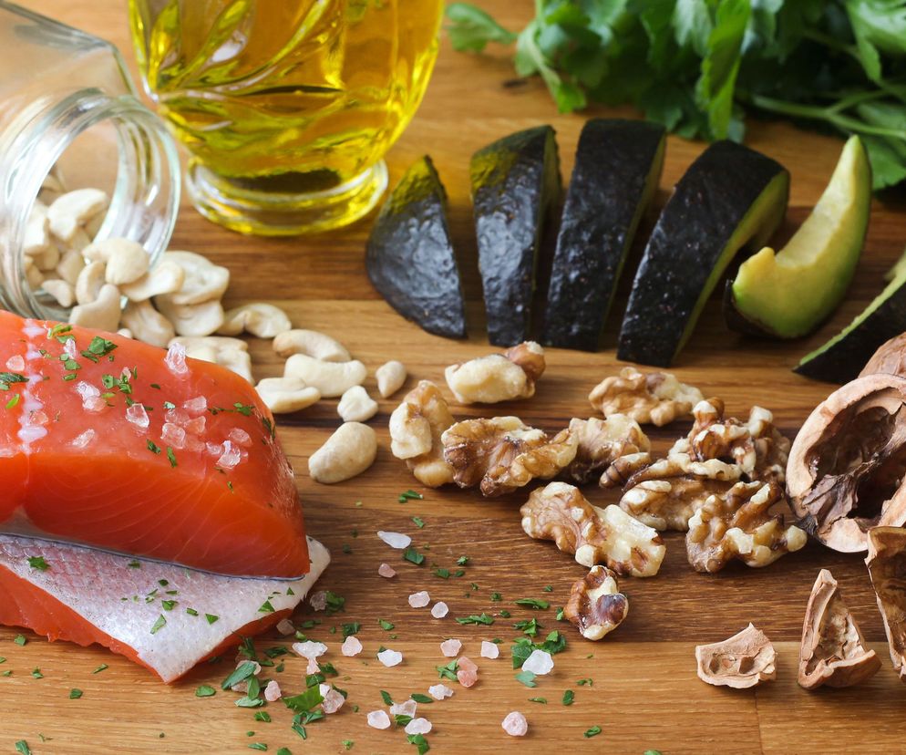 Dieta przeciwzapalna polega na przyjmowaniu produktów przeciwzapalnych i ograniczaniu tych, które sprzyjają powstaniu przewlekłego stanu zapalnego.