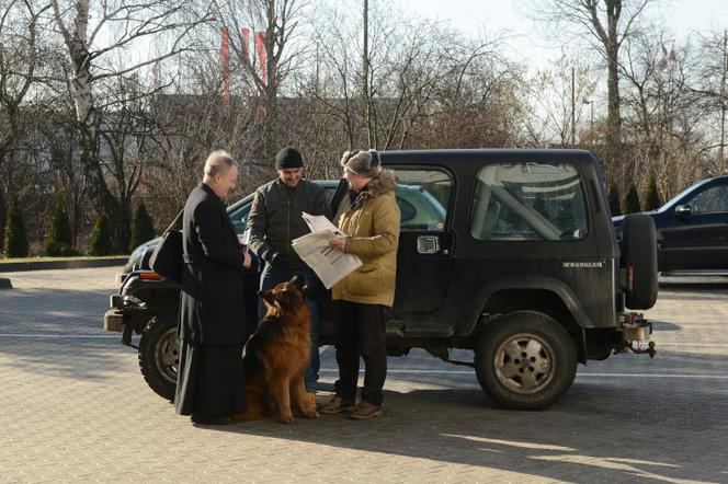 Komisarz Alex 5 sezon odcinek 56 (odc 4). Ksiądz Adam (Aleksander Mikołajczak), Michał Orlicz (Antoni Pawlicki), Ryszard Puchała (Ireneusz Czop)