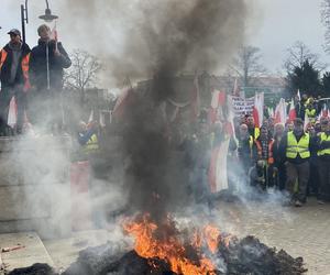 Protest rolników we Wrocławiu. Strajk wymyka się spod kontroli. Urząd Wojewódzki obrzucany jajkami