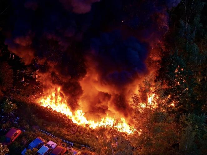 Kłęby czarnego dymu nad okolicą